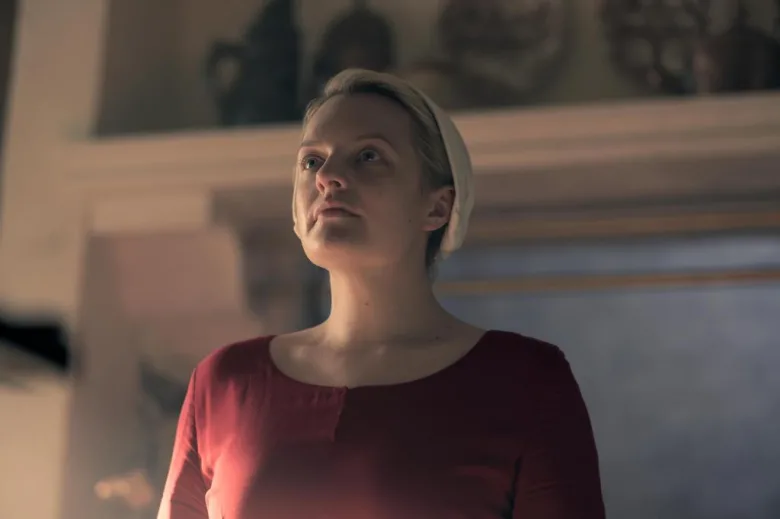 Elisabeth Moss, The Testaments Serisinin Başlangıcında June Osbourne Rolüne Geri Dönüyor