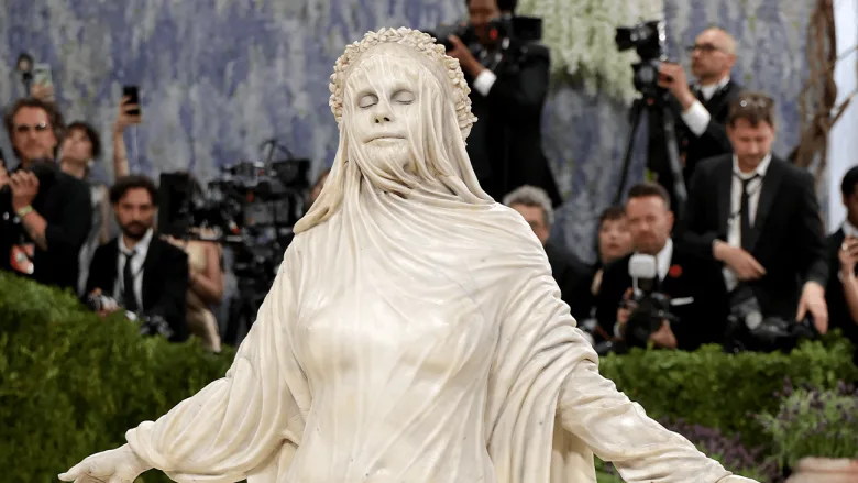 Met Gala'da Yıldızların Karşı Karşıya Olduğu Gerçek Zorluk: Tuvalete Gitmek