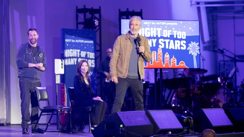 Noah Wyle, Hollywood Bowl'da Hayır Amaçlı Gösteride Sahne Üzerinde Muayene Yaptı