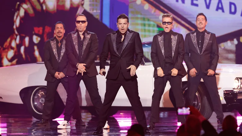 New Kids on the Block, 2026 American Music Awards'ta Performans Sergiledi
