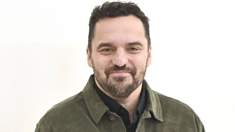 Jake Johnson, Yeni Dizi "Sunset P.I." ile Ekranlara Dönüyor