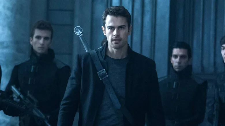 Theo James'in 'The Gentlemen' İle Geri Dönüşü Heyecan Yarattı