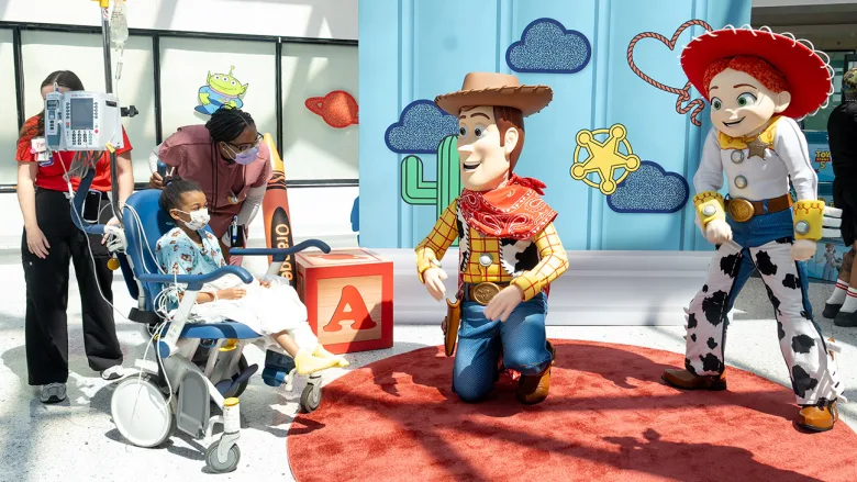Toy Story 5, Hastalara 18,000 Oyuncak Dağıttı