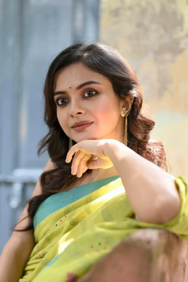 Cover image for Solanki Roy