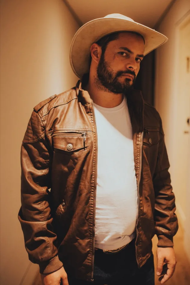 Imagen de portada para Adriano Arbool