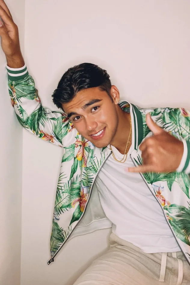 Bailey May için kapak görseli