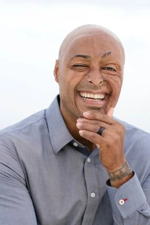 Cover image for J.R. Martinez
