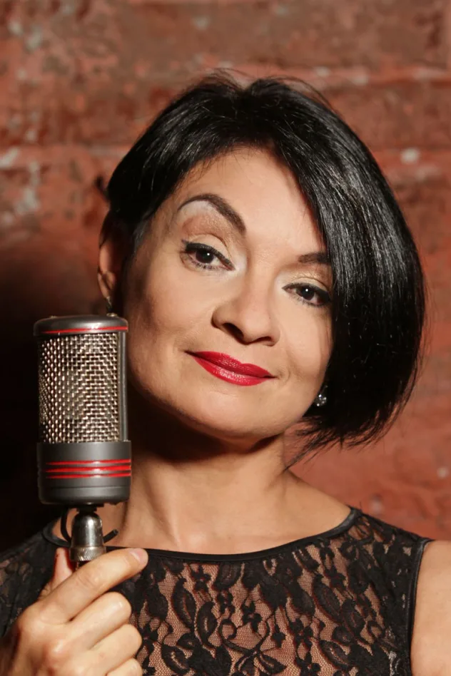 Claudia Correa için kapak görseli