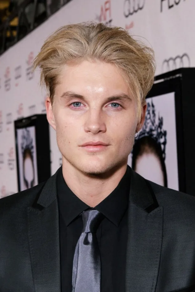 фото Toby Hemingway