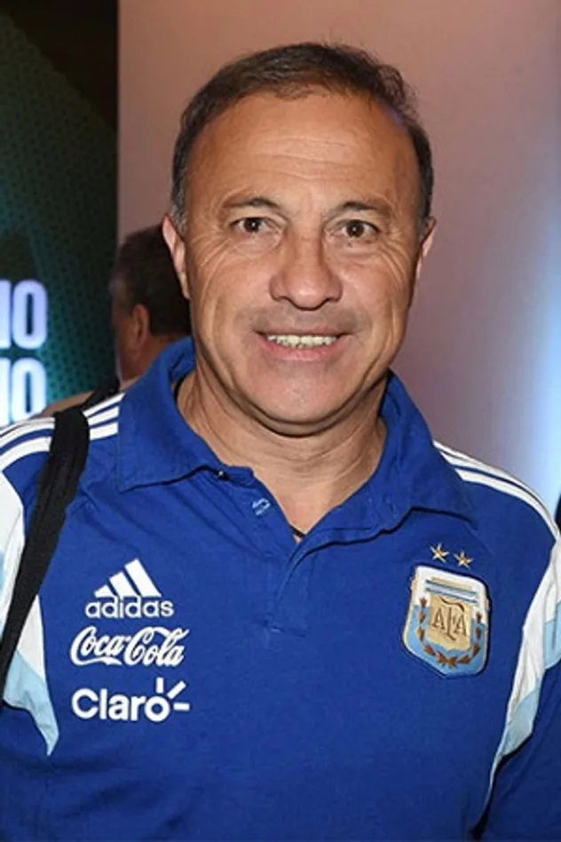 Imagen de portada para Julio Olarticoechea