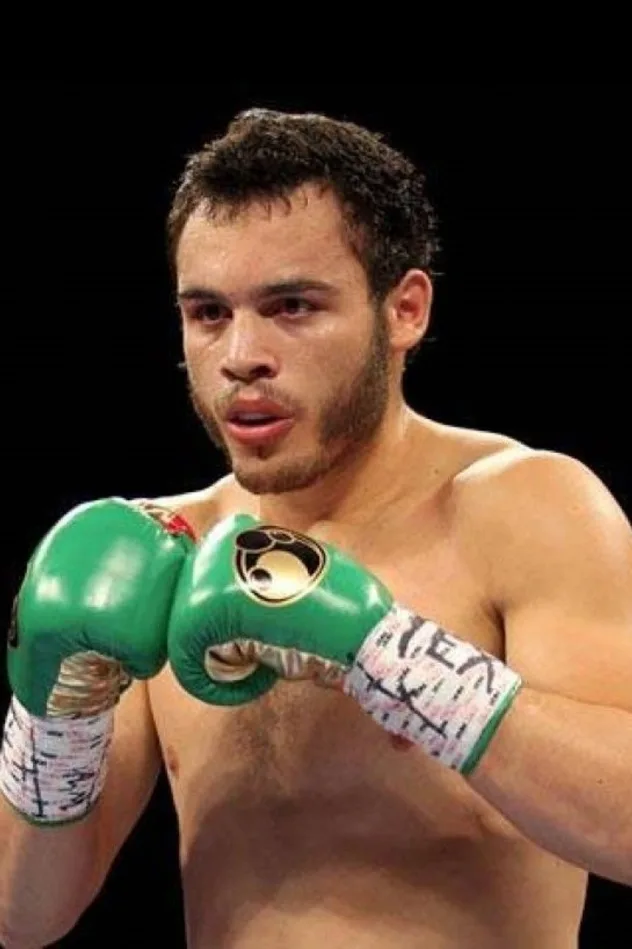 Imagen de portada para Julio Cesar Chavez Jr.