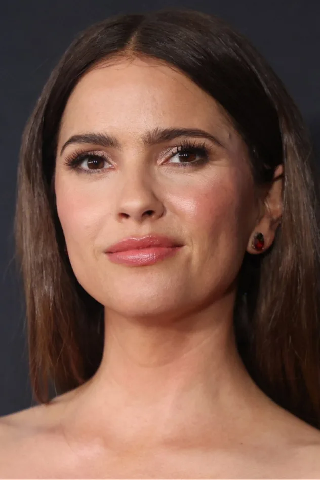 фото Shelley Hennig