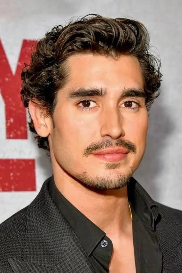 Henry Zaga photo