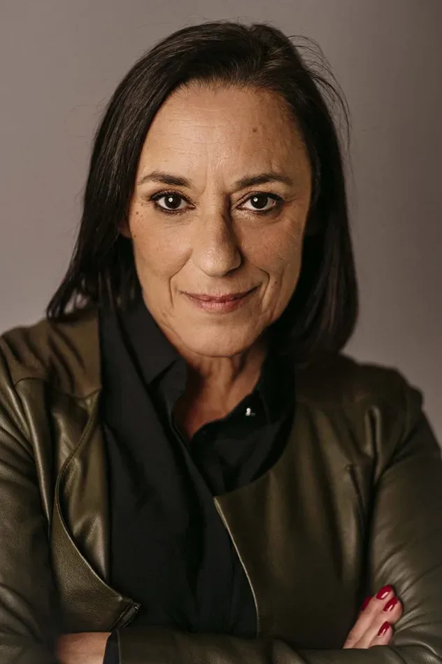 Lucinda Loureiro için kapak görseli