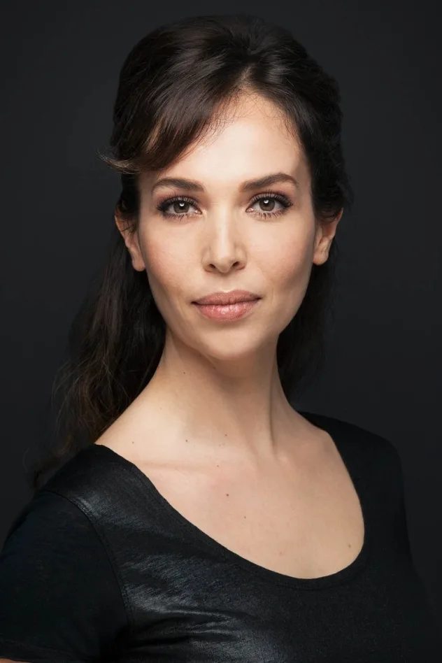 Esra Ronabar photo