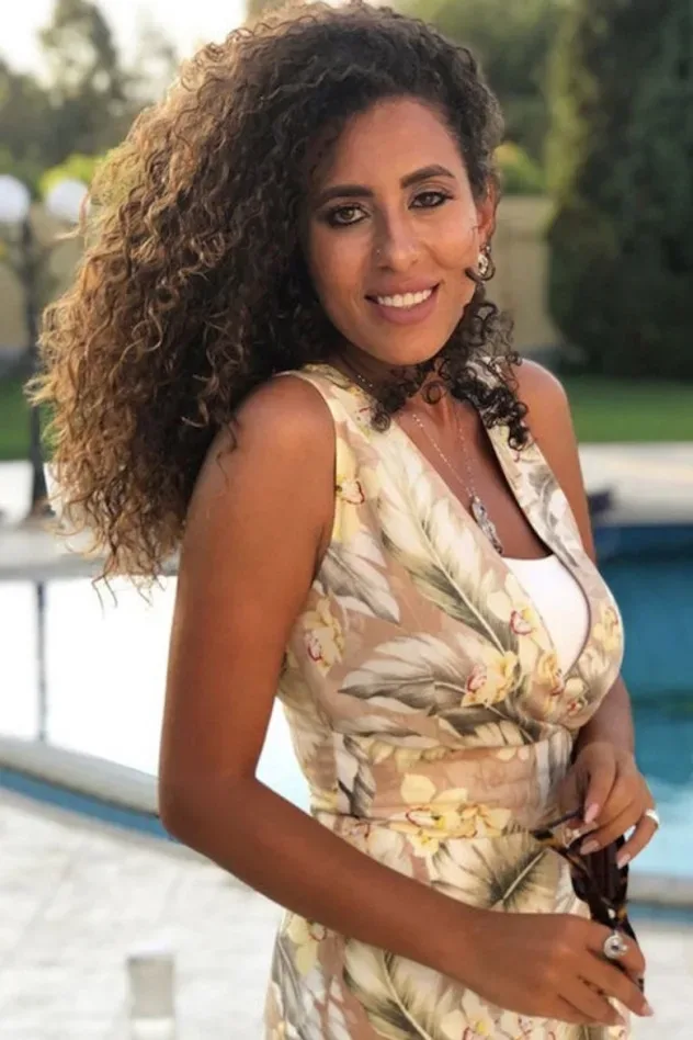 Menna Adli Al Qaii için kapak görseli