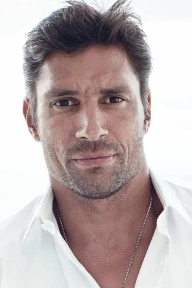 foto de Manu Bennett