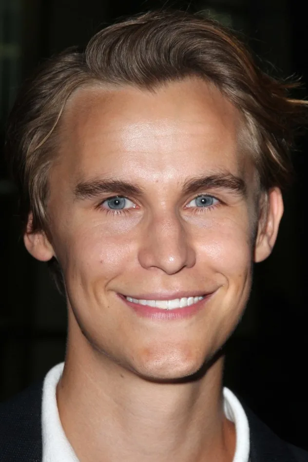 фото Rhys Wakefield