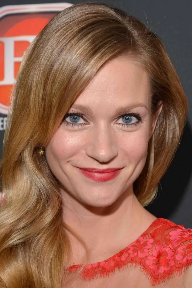 фото A.J. Cook