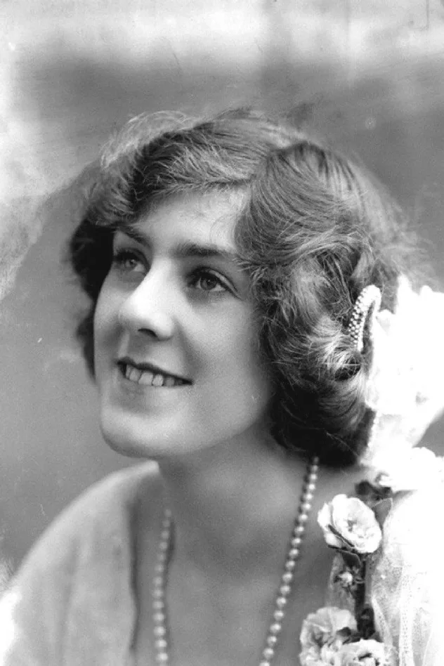 Cicely Courtneidge için kapak görseli
