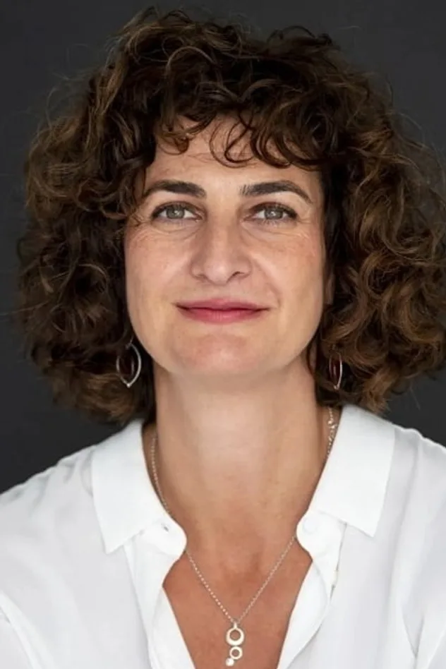 Pelin Esmer için kapak görseli