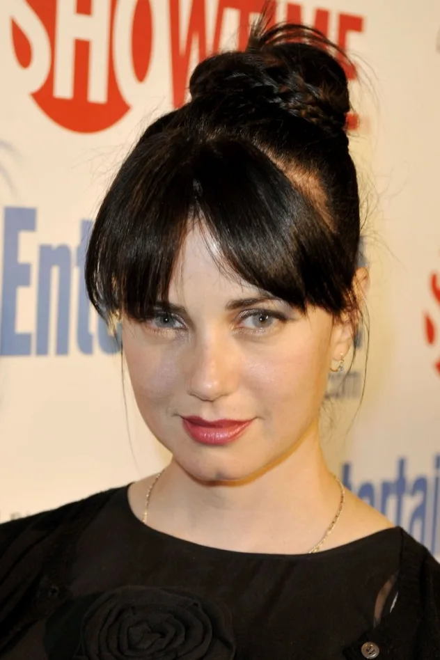 фото Mia Kirshner