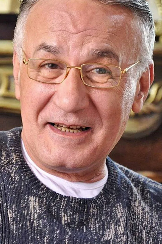 Ezzat Abu Ouf için kapak görseli