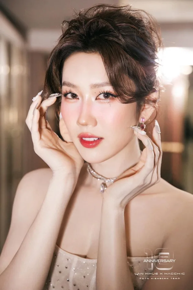 Обложка для Thúy Ngân