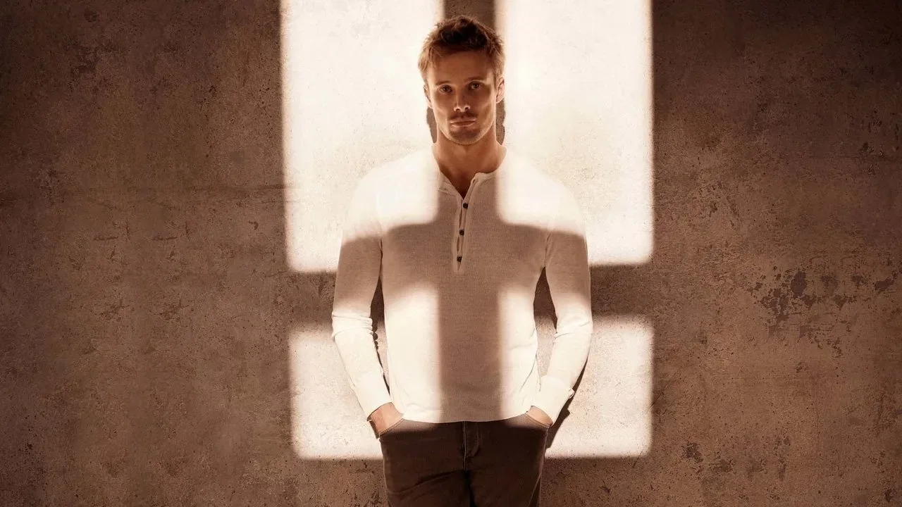 خلفية لـ Damien