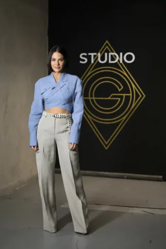 ملصق Studio G