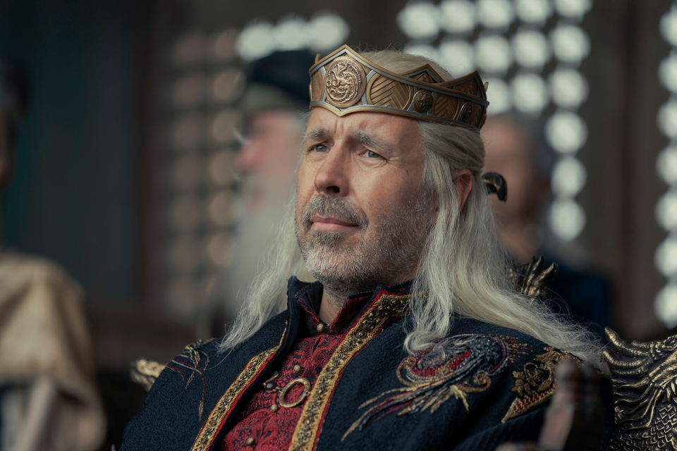 Beş iptalin ardından The Mad King sonunda sahneye çıktı ve ayakta alkışlandı