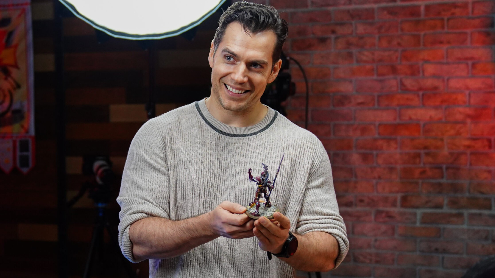مايكل فلاناغان، أستاذ الرعب، يدخل عالم Warhammer 40,000 مع هنري كافيل